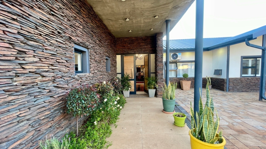 6 Bedroom Property for Sale in Wilkoppies North West